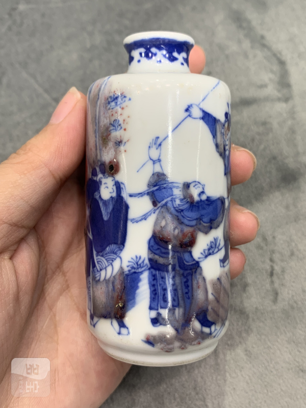 清晚期青花釉里红刀马人物纹鼻烟壶 - 图6